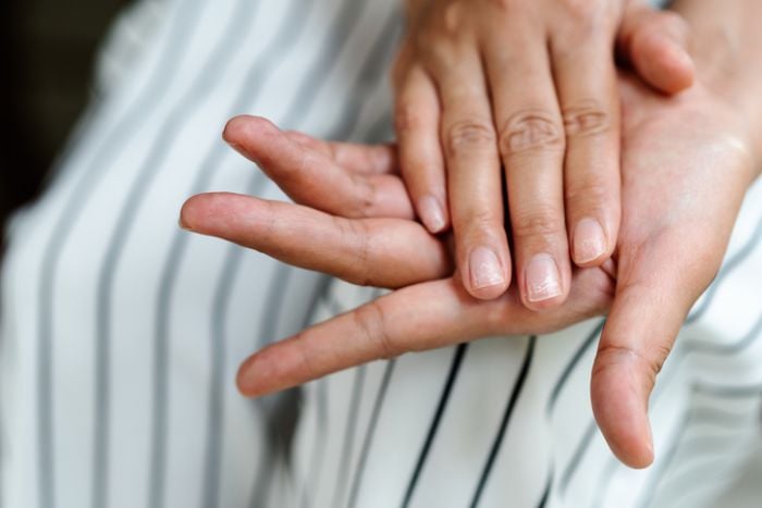 Wat doe je tegen gespleten en broze nagels? 8 tips