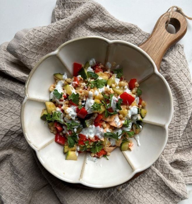 Parelcouscous met groenten en gebakken zalm