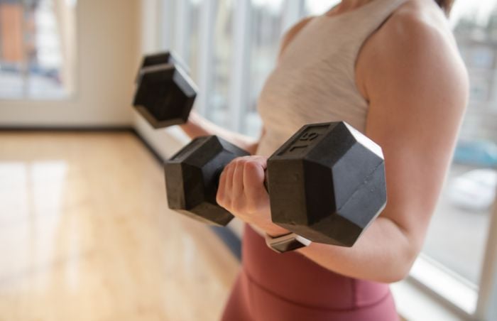 Biceps oefeningen thuis: 8 oefeningen voor sterke armen
