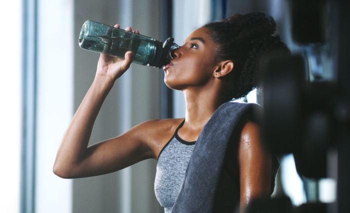 Water met elektrolyten: wel of niet nodig bij het sporten?
