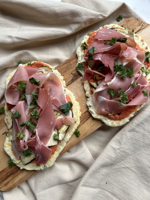 Naanbrood met paprika-feta spread, aubergine en rauwe ham