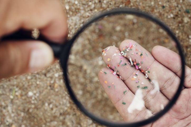 Microplastics verboden: eerste stap, maar is het genoeg?