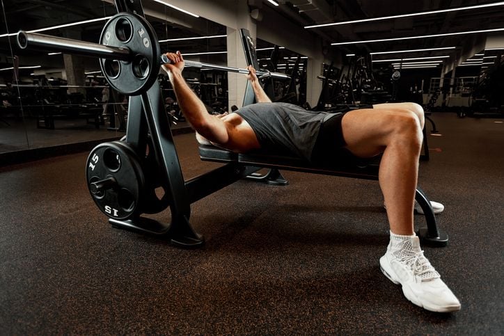 Alles over the benchpress: techniek, opbouw en progressie
