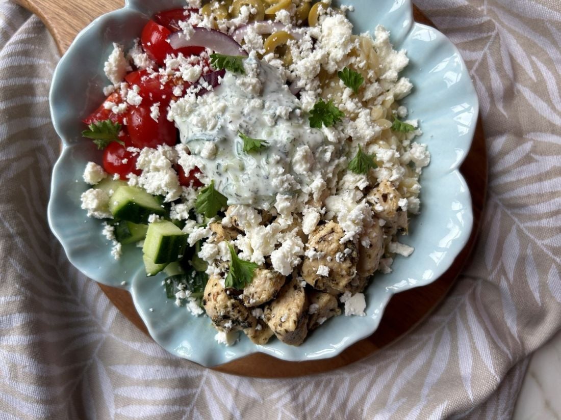 Griekse orzo bowl