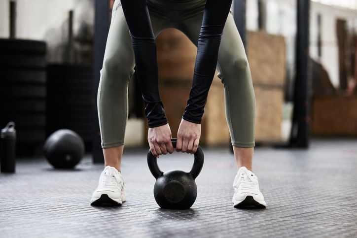 Hoe afvallen met krachttraining werkt: 6 tips voor gewichtsverlies
