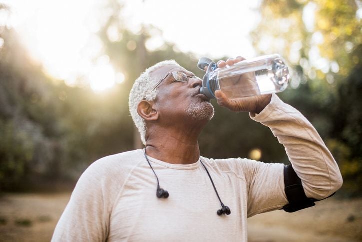 Kun je te veel water drinken?