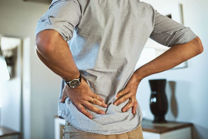 Houding verbeteren? Dit kun je doen tegen een kromme rug