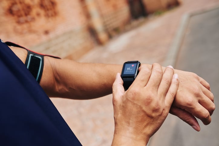 Persoon kijkt op smartwatch 