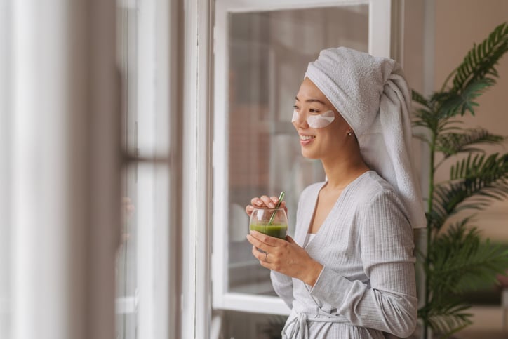 Vrouw drinkt matcha