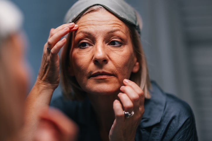 Vrouw bekijkt rimpels