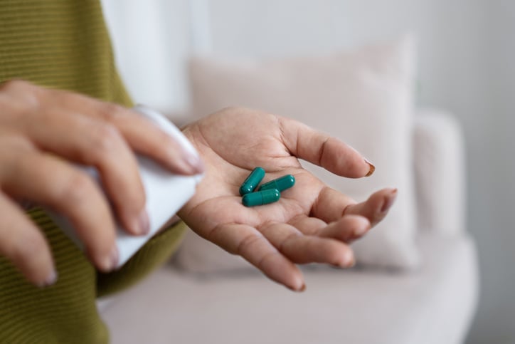 Vrouw heeft algensupplement in handen