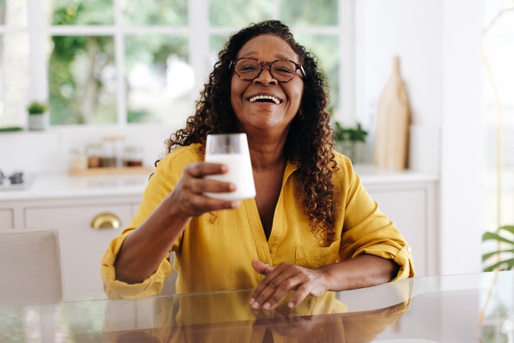 Vrouw drinkt een glas melk