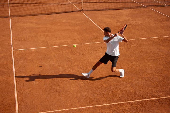 Man speelt tennis