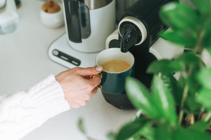 Kopje koffie wordt gezet