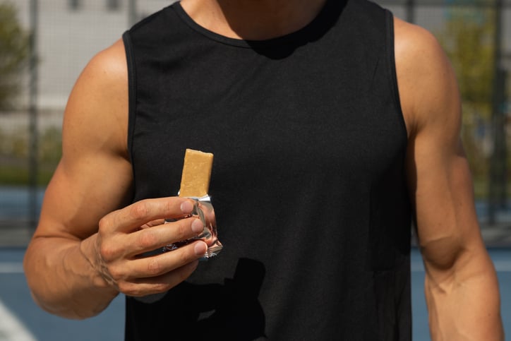 Man eet proteine bar