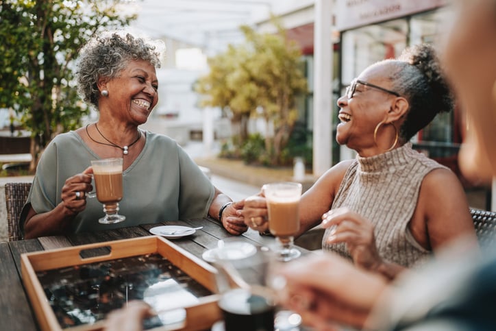 Twee vrouwen lachen naar elkaar 