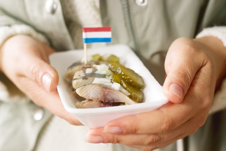 Bakje met haring met een vlaggetje erin