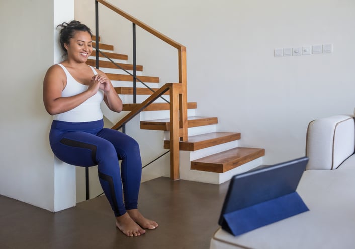 vrouw doet wall sits