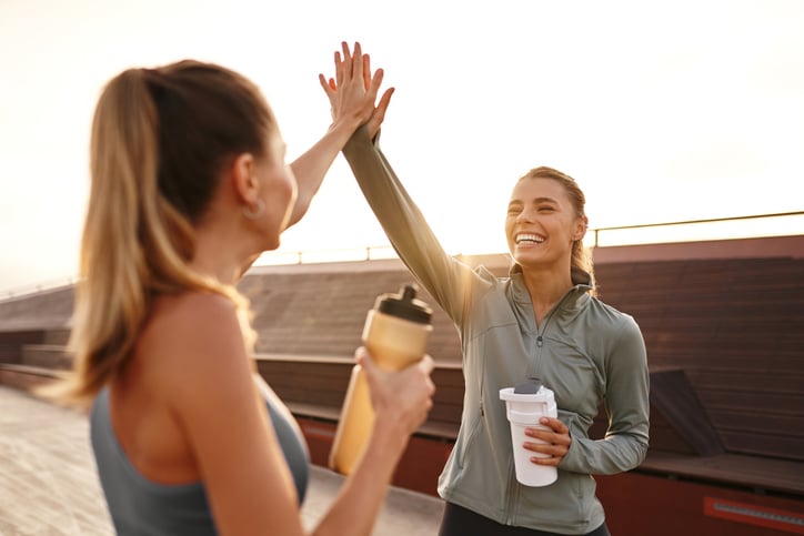 Twee sportieve vrouwen geven elkaar een high five