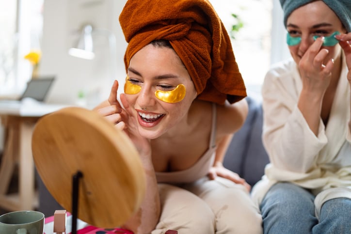 Vrouwen dragen eyepatches