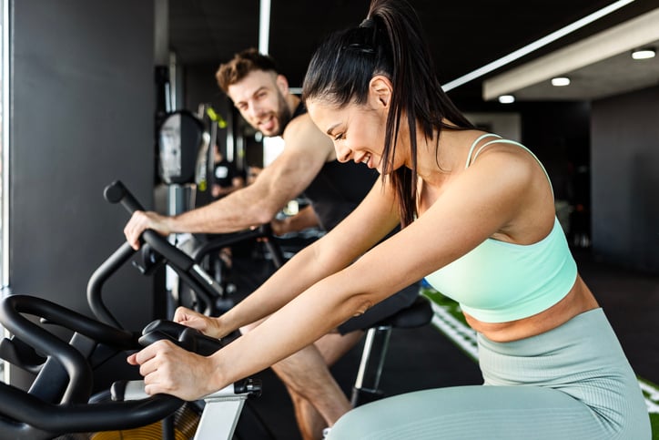 Koppel fietst samen in gym