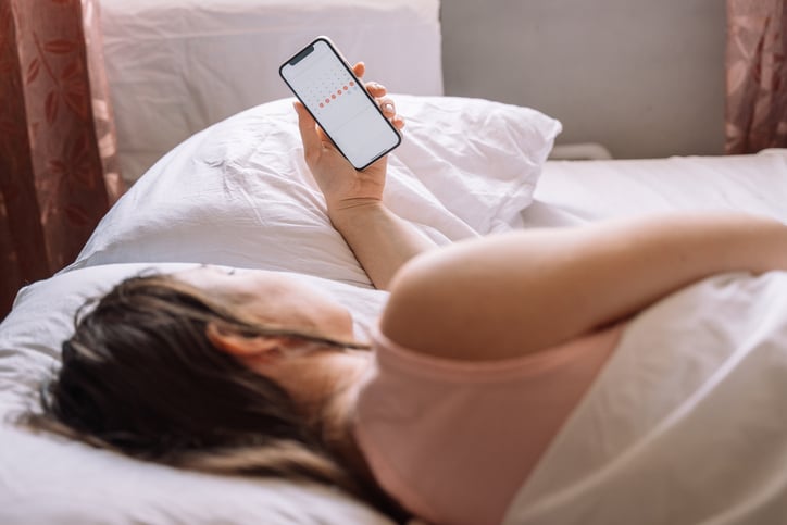 Vrouw tracks menstruatiecyclus op telefoon