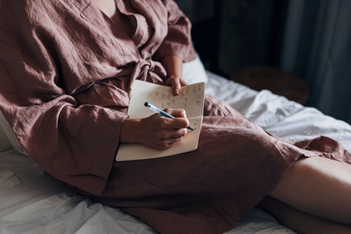 Vrouw schrijft in journal