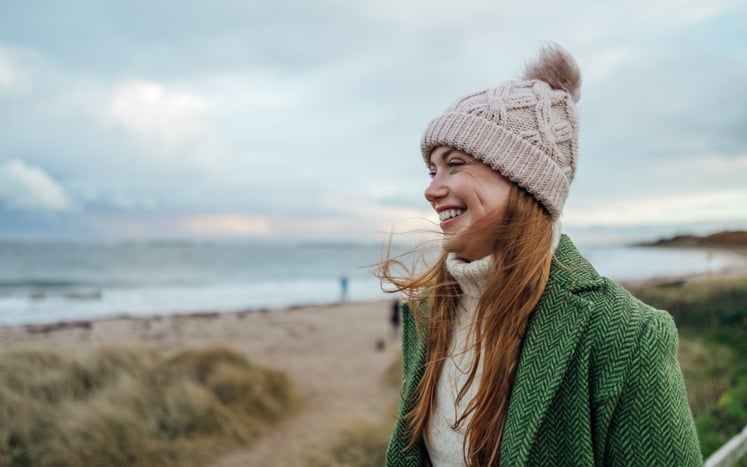 Vrouw lacht op het strand