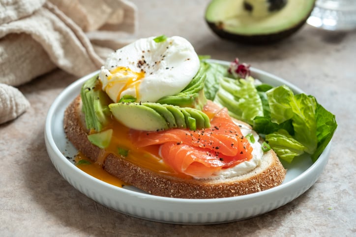 Broodje met zalm, avocado en groente