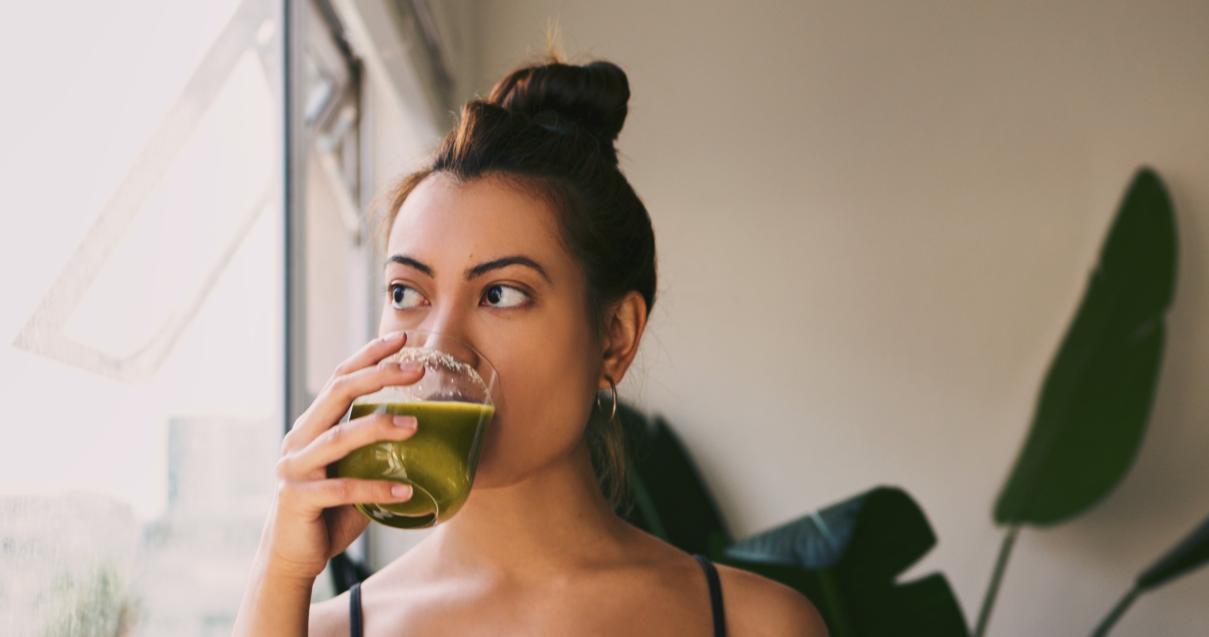 Vrouw drinkt groene sapkuur drankje