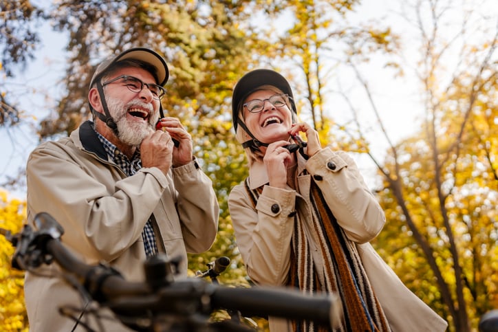 Ouder koppel zet fietshelmen op