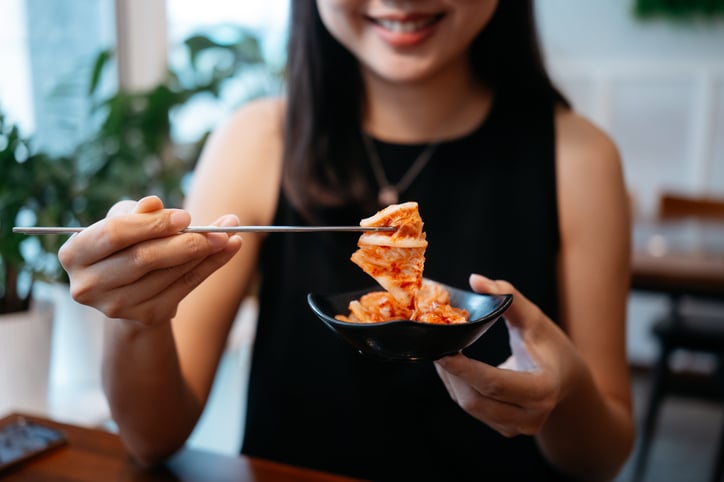 Vrouw eet kimchi