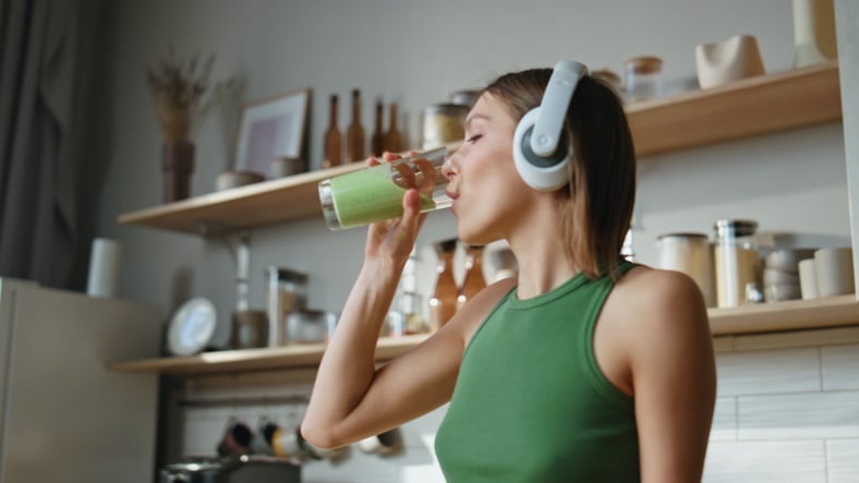 Vrouw neemt slok van drinken