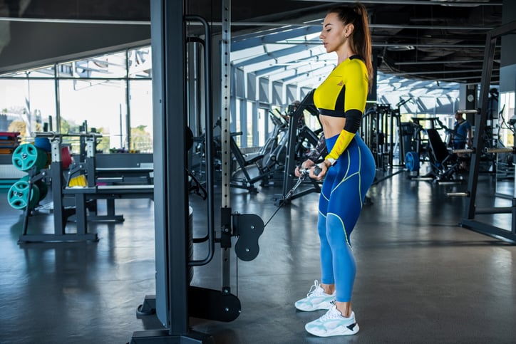 vrouw sport in de sportschool