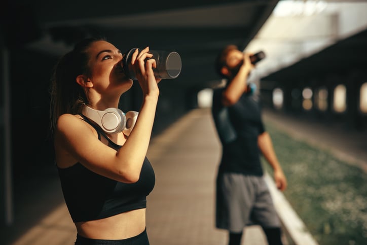 Vrouw neem een slok van shake
