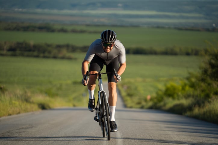 Man fiets heuvel op