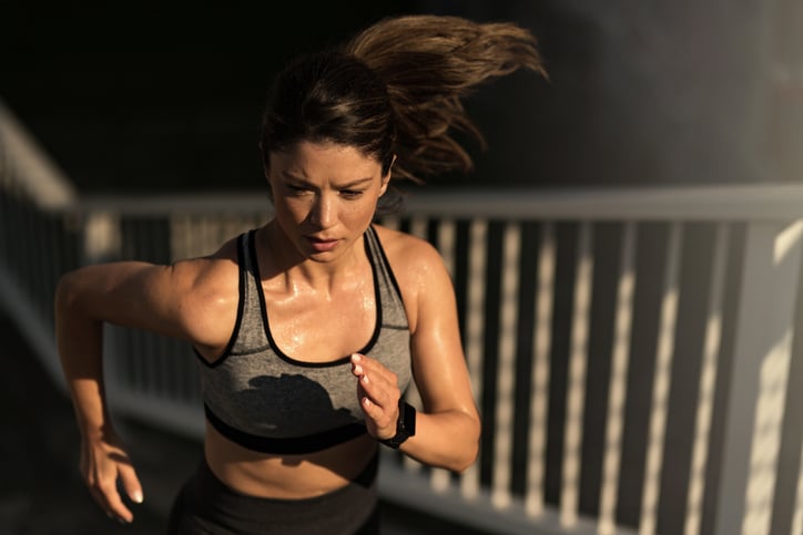 Vrouw is aan het hardlopen 