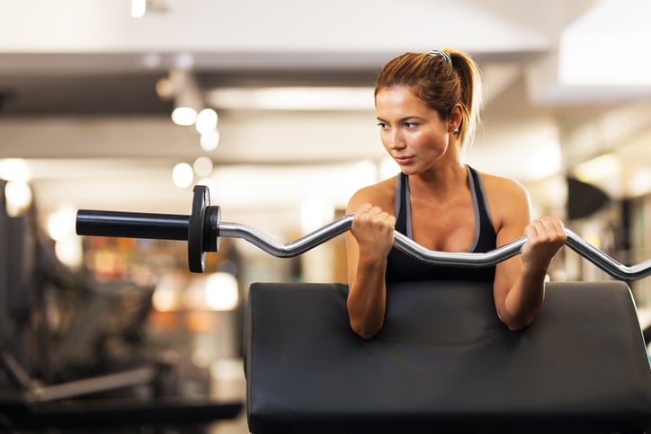 vrouw sport in de sportschool
