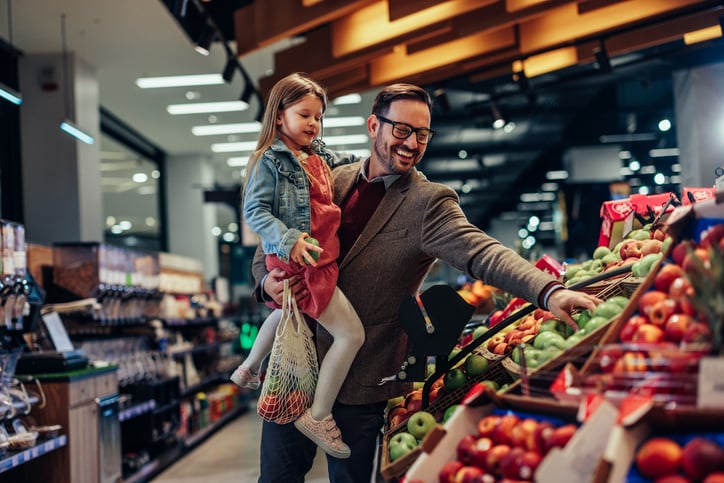 man-pakt-appel-uit-fruitschap