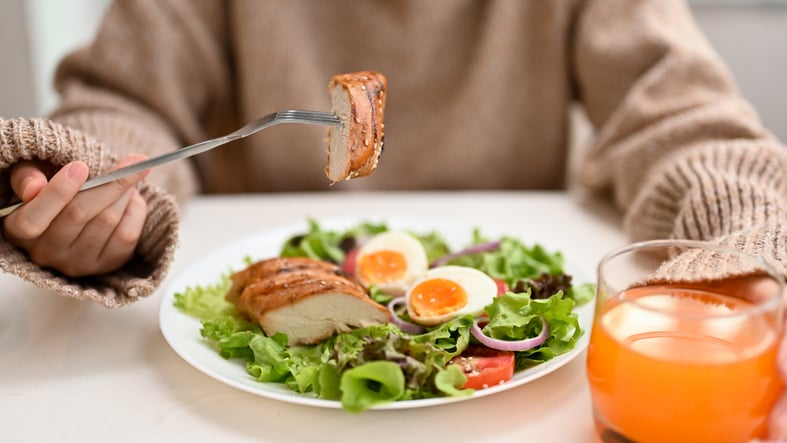bord met een salade