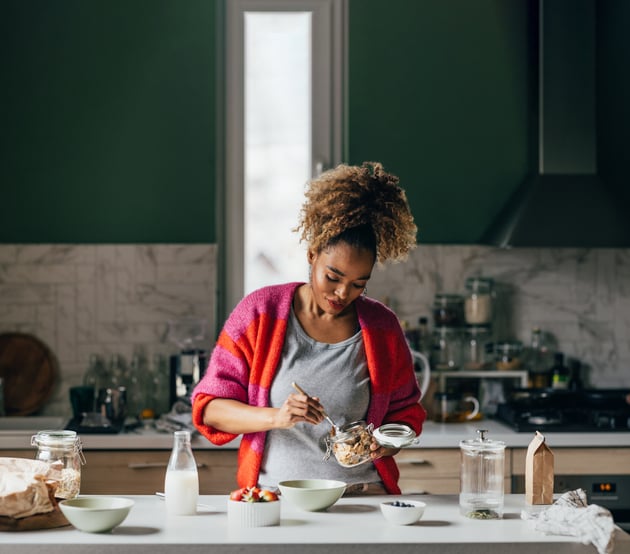 Vrouw bereidt vezelrijke maaltijd in keuken