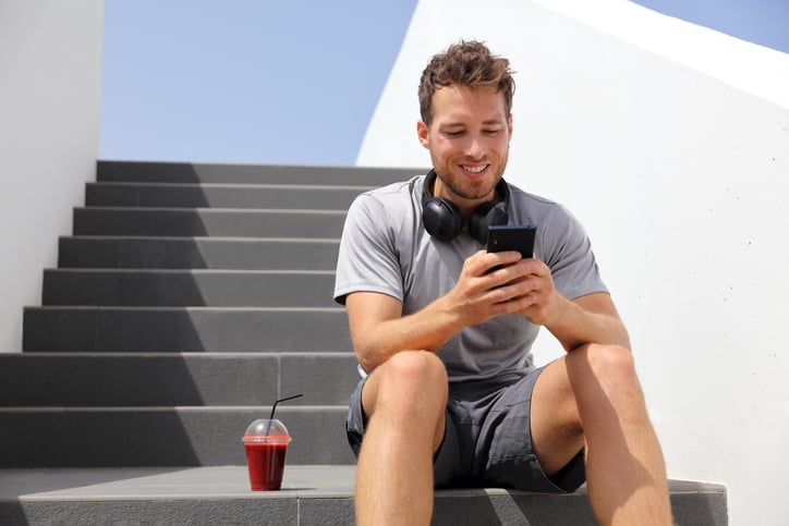 Man zit op trap in sportkleding