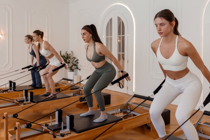 Vrouwen doen reformer pilates