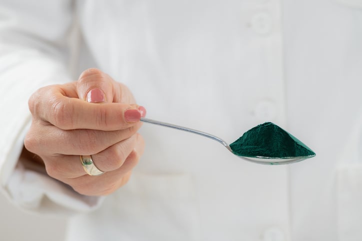 lepel met spirulina en chlorella
