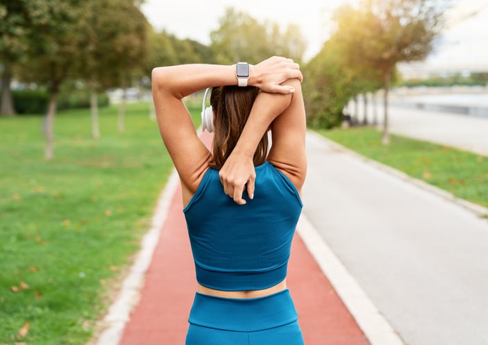 Vrouw stretcht voor workout