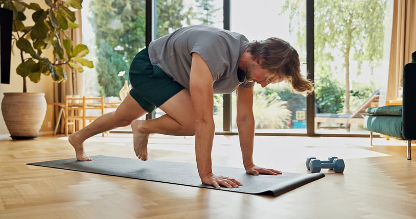 Man doet mountain climbers 