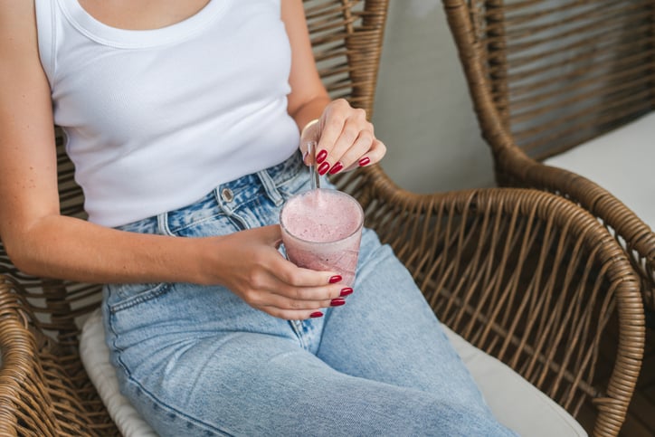 Vrouw roert in shake