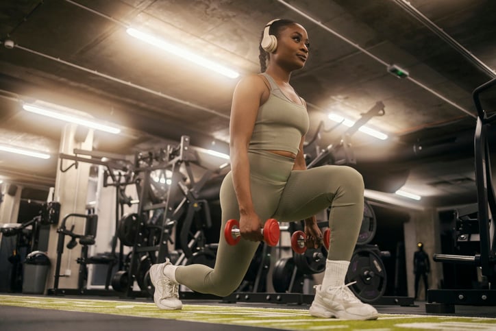 Vrouw doet lunges in de sportschool