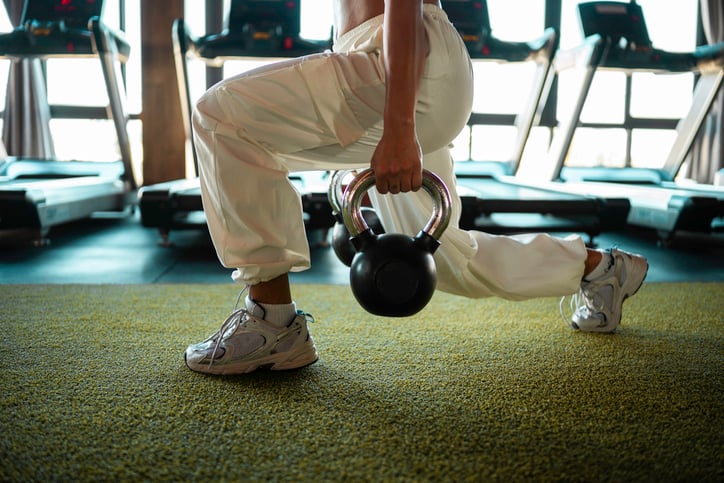 Lunges op grasmat met gewichten