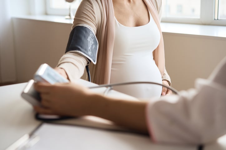 zwangere vrouw laat bloeddruk meten